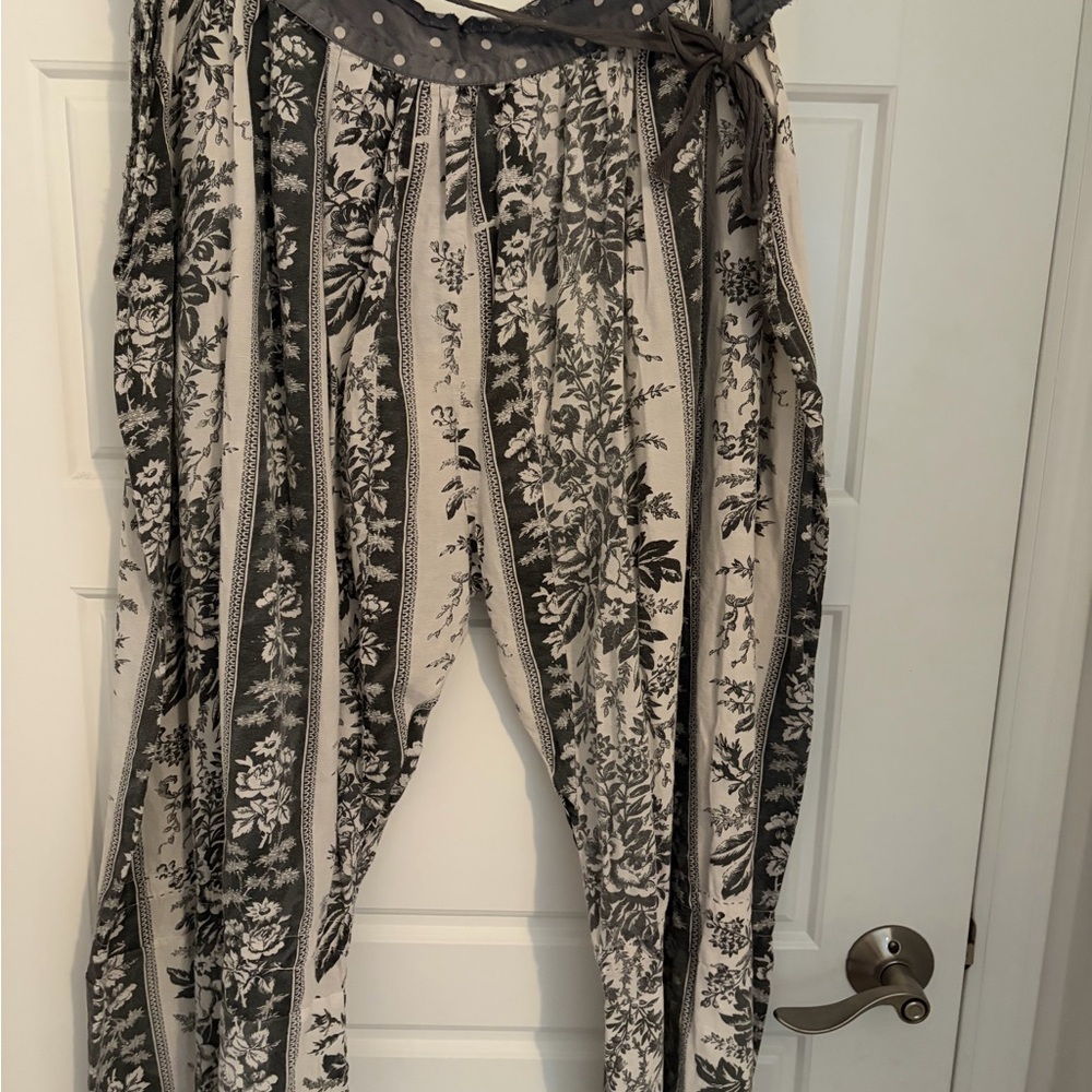 Magnolia Pearl Gray and Cream Floral Cropped Pants